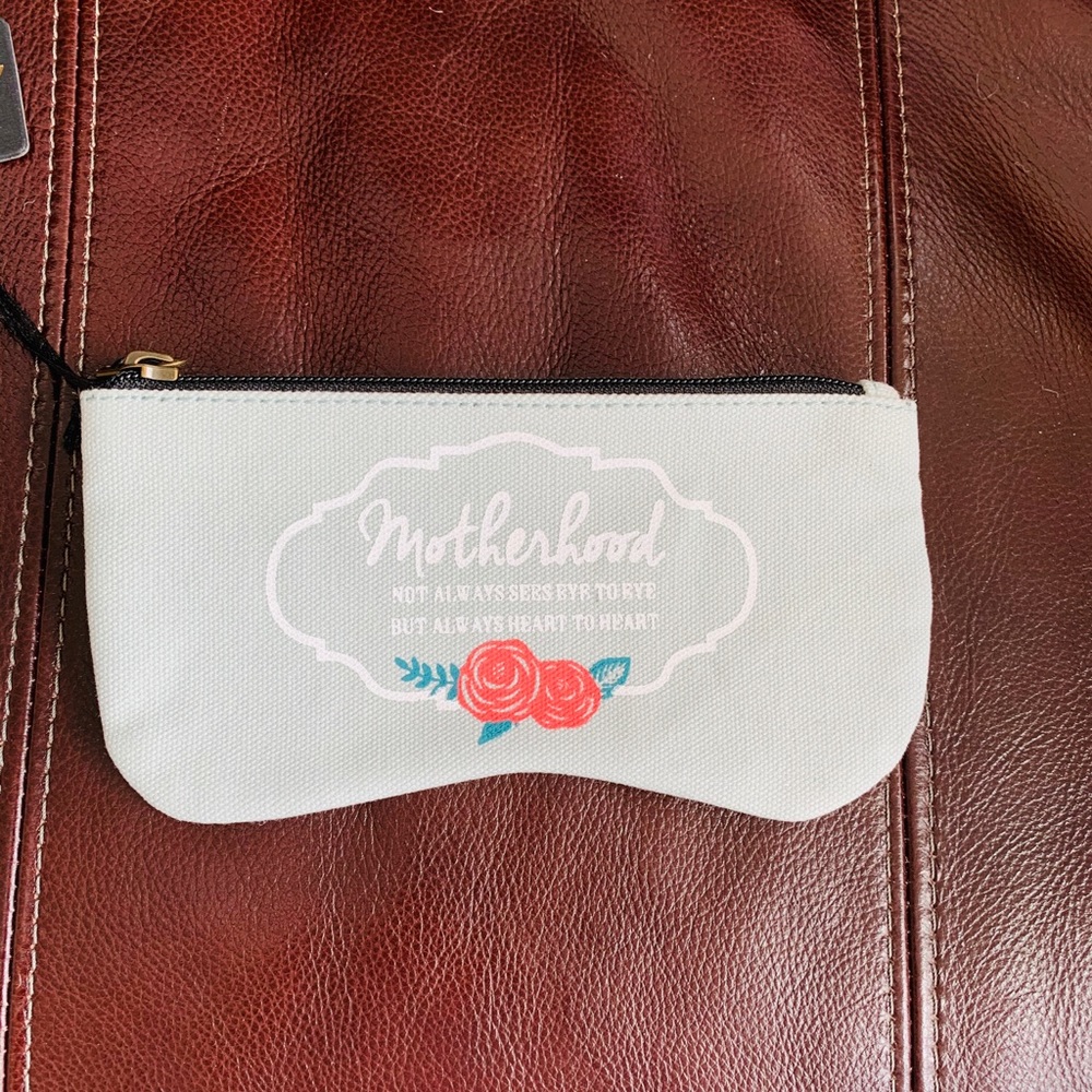 🌼 NEW........ MONA B MOTHERHOOD EYEGLASS POUCH